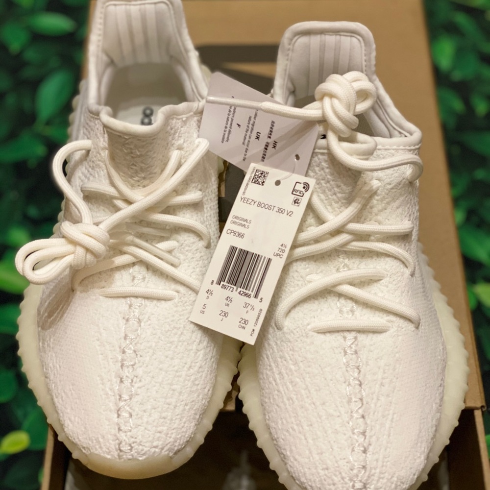 (SOLD)Yeezy Boost 350 V2 Cream/Triple White Size 5